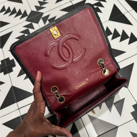 Vintage Chanel Black Quilted Shoulder Bag with Gold Chain - Picture 5 of 12